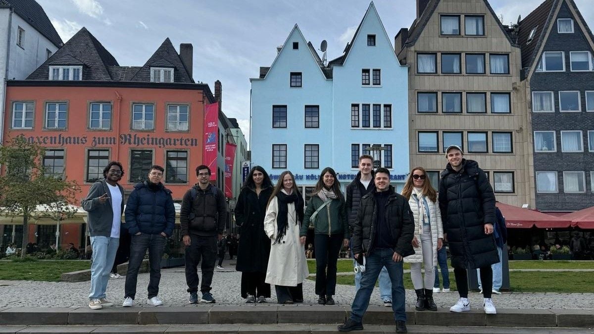 Gruppenfoto beim Spaziergang entlang des Flusses