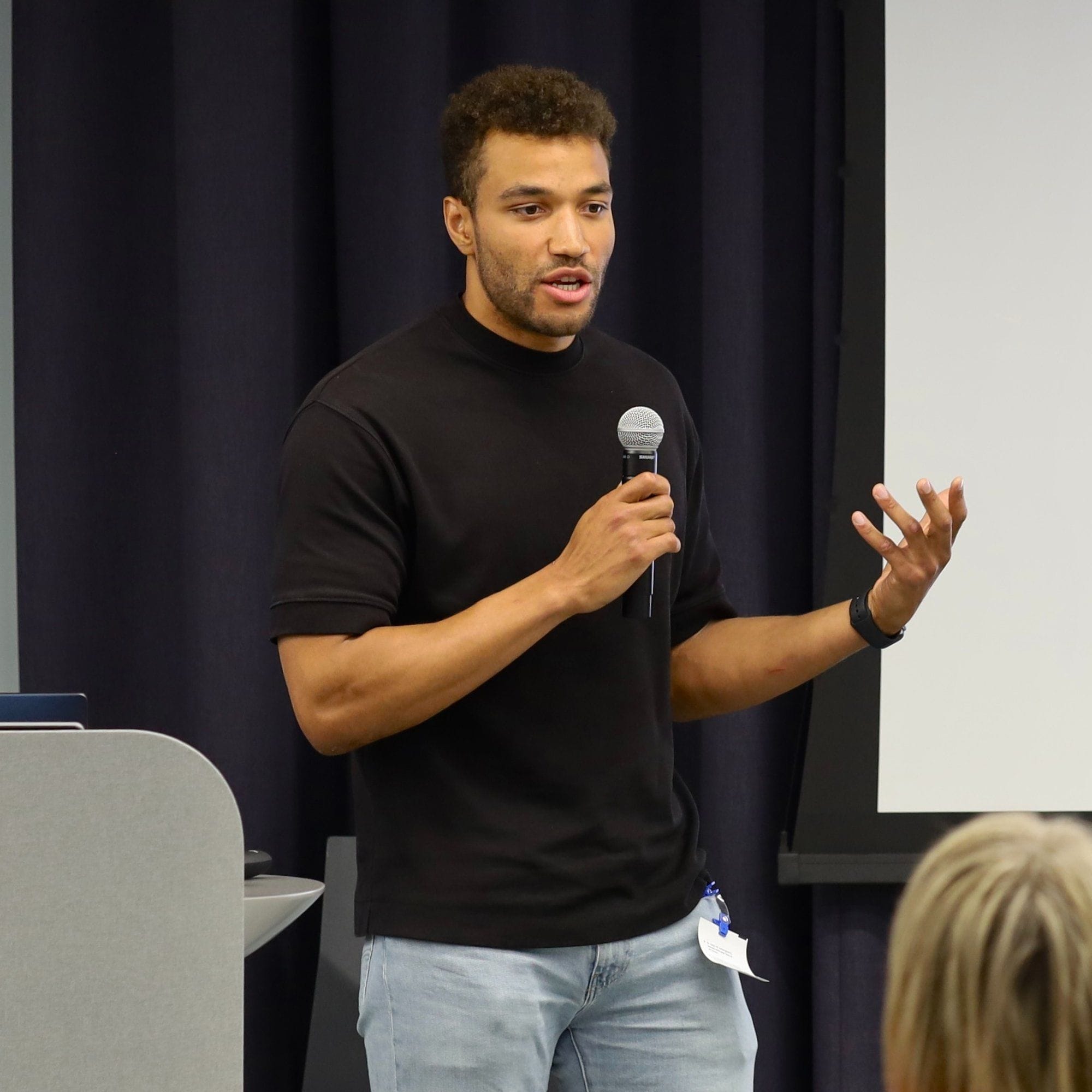 Dr. med. Jonathan Apasu