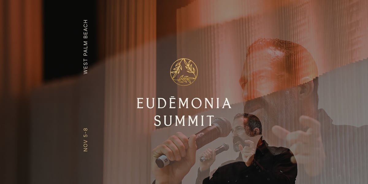 Key Visual des Eudēmonia Summit: ein Speaker mit Mikrofon auf der Bühne, das Summit-Logo und die Daten 5. bis 8. November in West Palm Beach